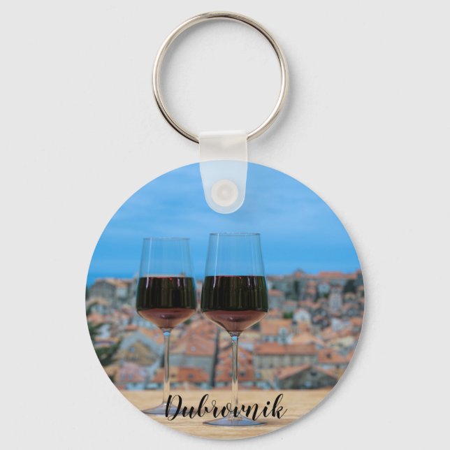 Zwei Gläser Rotwein mit Blick auf Dubrovnik Coa Schlüsselanhänger (Vorderseite)