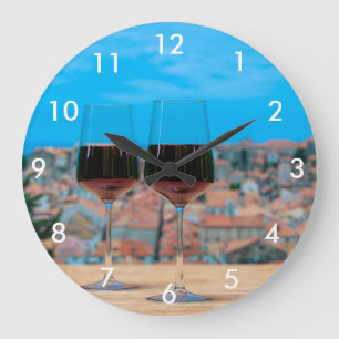 Zwei Gläser Rotwein mit Blick auf Dubrovnik Große Wanduhr
