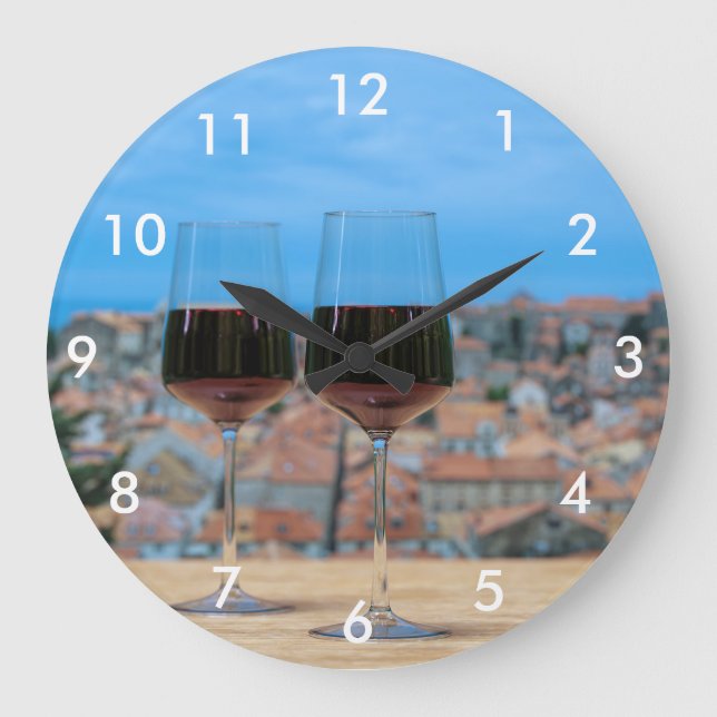 Zwei Gläser Rotwein mit Blick auf Dubrovnik Große Wanduhr (Vorderseite)