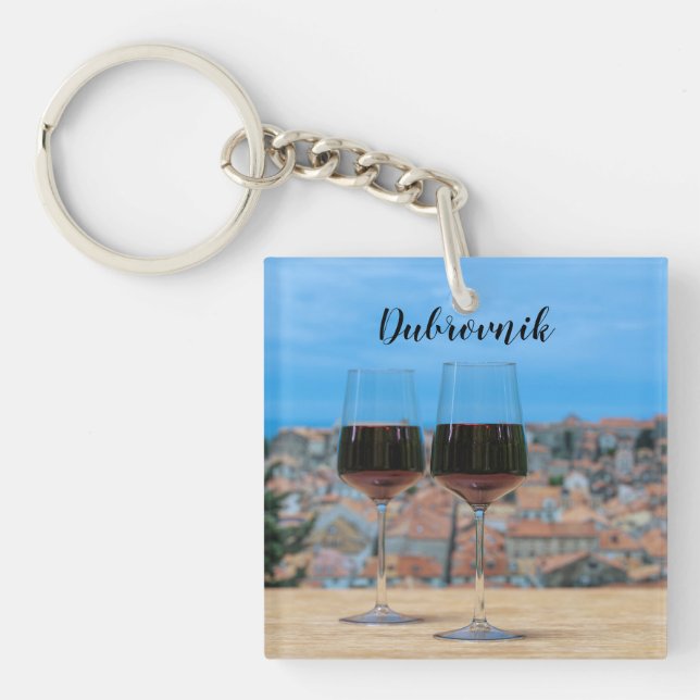 Zwei Gläser Rotwein mit Blick auf Dubrovnik Schlüsselanhänger (Vorderseite)
