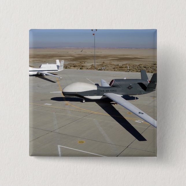 Zwei globale Falken parken auf einer Rampe Button (Vorderseite)