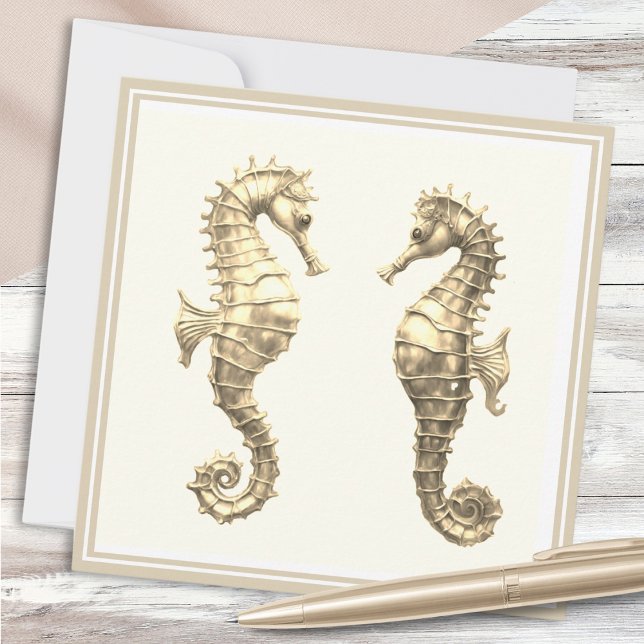 Zwei goldene Seepferde Elegantes Meer Karte (A note card with two golden seahorses on an elegant cream background)