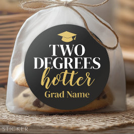 Zwei Grad Hotter - Grad Name und Cap - Schwarzes G Runder Aufkleber