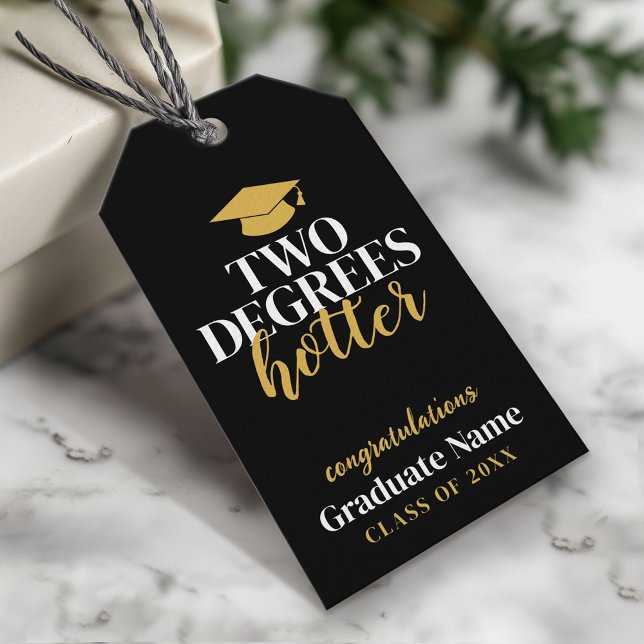 Zwei Grad Hotter - Name - Schwarzer Abschluss Geschenkanhänger (Custom Graduation Gift Tag - Modern Black and Gold Design)