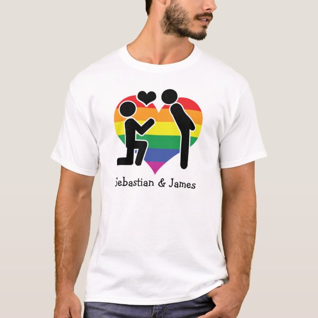 Zwei Grooms Vorschlag mit Herz individuell anpassb T-Shirt (Vorderseite)