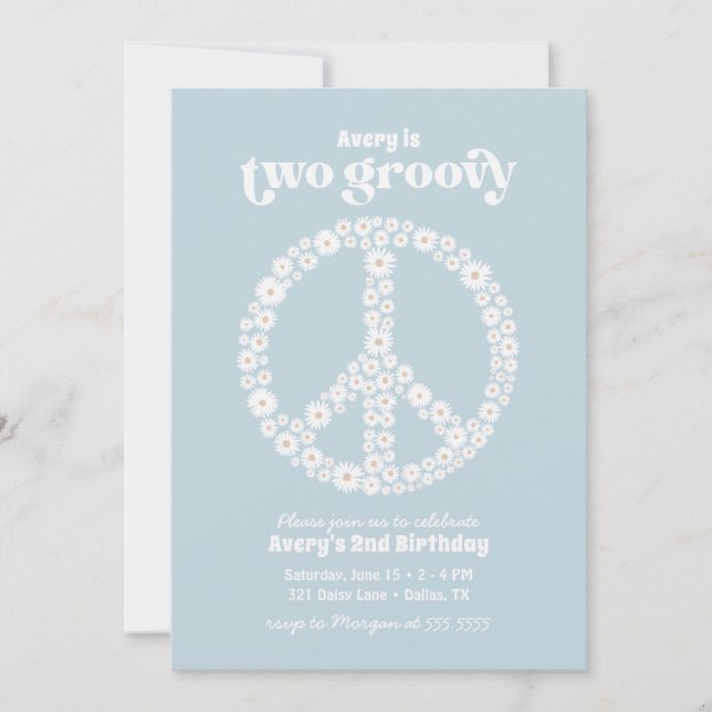 Zwei Groovy 70er Daisy Birthday Party Einladung (Vorderseite)