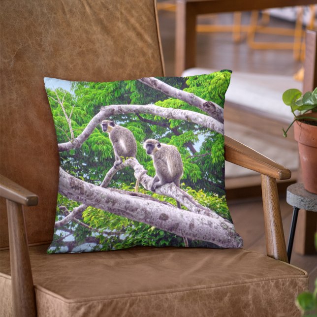 Zwei grüne Affen sitzen im Baumwurzelpilz Kissen (Von Creator hochgeladen)