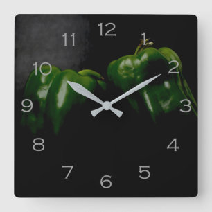 Zwei grüne Paprikaschoten Grauzahlen wc Quadratische Wanduhr