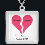 Zwei halbe Herzen schließen sich als ein Name Pers Versilberte Kette<br><div class="desc">Dies ist eine großartige Halskette für Ihre Liebe oder als Geschenk für einen Jungvermählten oder Valentinstag. Das Design besteht aus zwei Hälften eines Herzens, die miteinander übereinstimmen. Ein personalisierter Name steht auf jeder Herzhälfte und lässt sich leicht anpassen. Die anpassbaren Worte unter den Herzen sagen: "Unsere Herzen verbinden sich wie...</div>