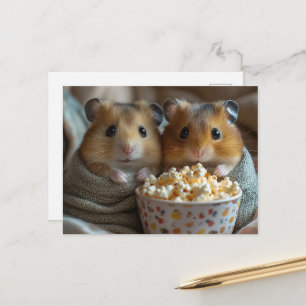 Zwei Hamster mit einer großen Popcorn-Schüssel Postkarte