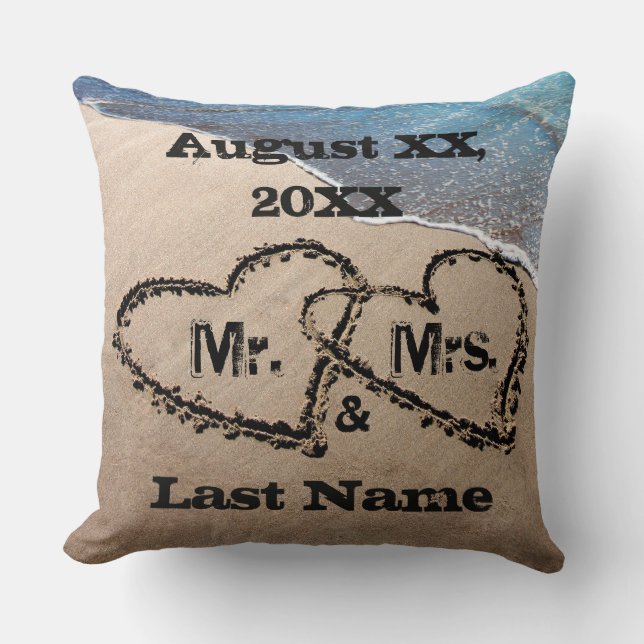 Zwei Herzen im Sand Mr. & Mrs. Wedding Pillow Kissen (Vorderseite)