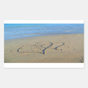 Zwei Herzen im Strand-Sand Rechteckiger Aufkleber
