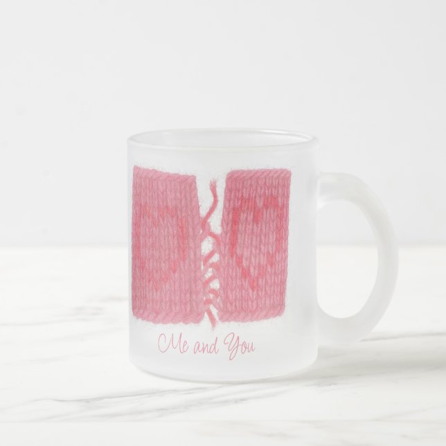 ZWEI HERZEN STRICK Mattierte Tasse aus Glas + Text (Rechts)