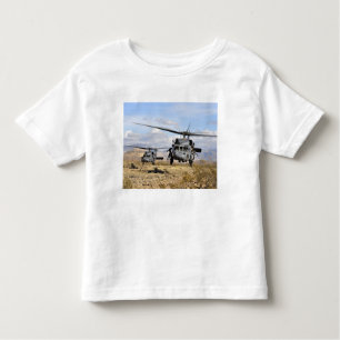 Zwei HH-60-Pavehawk-Hubschrauber, die sich auf die Kleinkind T-shirt