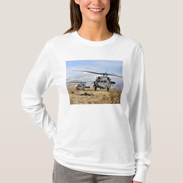 Zwei HH-60-Pavehawk-Hubschrauber, die sich auf die T-Shirt (Vorderseite)