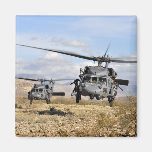 Zwei HH-60 Pavehawk Hubschrauber, die zu lan sich Magnet