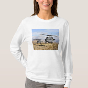 Zwei HH-60 Pavehawk Hubschrauber, die zu lan sich T-Shirt