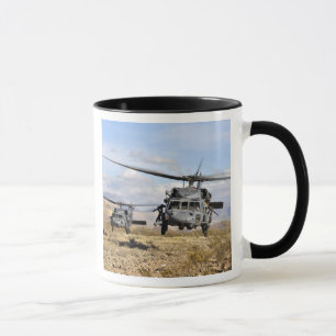 Zwei HH-60 Pavehawk Hubschrauber, die zu lan sich Tasse