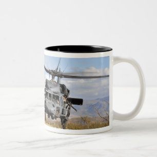 Zwei HH-60 Pavehawk Hubschrauber, die zu lan sich Zweifarbige Tasse