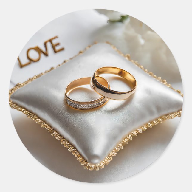 Zwei Hochzeitsringe auf einem weißen Kissen Runder Aufkleber