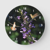 Zwei Hummingvögel fliegen mit Blume, Wall Clock
