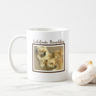 Zwei Hunde Art Foto mit Text Celebrate Friendship Kaffeetasse