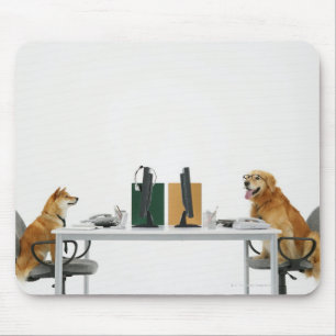 Zwei Hunde, die Krawatte und Brille tragen, sitzen Mousepad