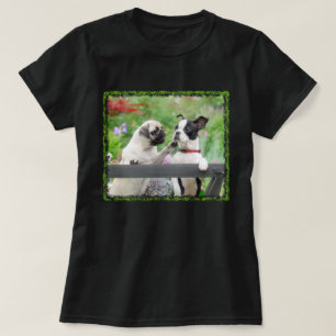 Zwei Hunde ein Mops Welpe und Boston Terrier zusam T-Shirt