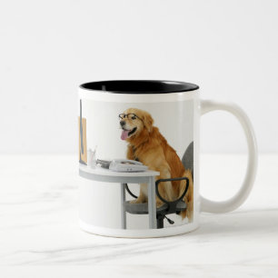 Zwei Hunde, welche die Krawatte und Gläser, an Zweifarbige Tasse