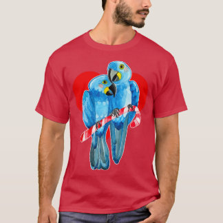 Zwei Hyacinth Macaw Parrots auf Candy Cane1 T-Shirt