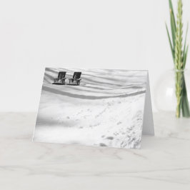 Zwei im Schnee begrabene Stühle Karte