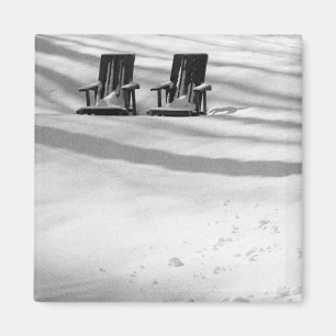 Zwei im Schnee vergrabene Stühle Magnet