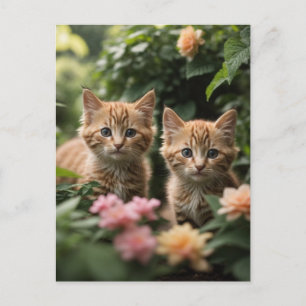 Zwei Ingwer Kätzchen entdecken einen üppigen Garte Postkarte