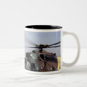 Zwei irakische angesagte Hubschrauber Mi-17 Zweifarbige Tasse