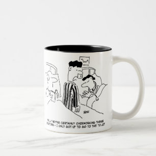 Zwei junge Arzt-Cartoons Zweifarbige Tasse