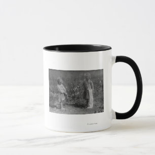 Zwei junge Mädchen, die Baumwollphotographie Tasse
