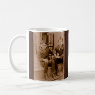 Zwei Jungen in den 1920er Jahren, ein Hund Kaffeetasse
