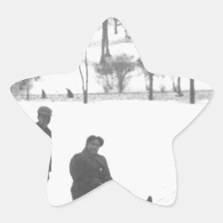 Zwei Jungen ziehen zwei Mädchen auf Schlitten Stern-Aufkleber