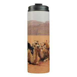 ZWEI KAMEL AUF BROWN SAND IN DER NÄHE VON MOUTAIN THERMOSBECHER