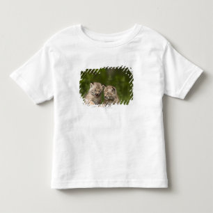 Zwei Kanada-Luchs-Kätzchen, die auf einem Klotz Kleinkind T-shirt