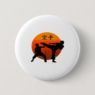 Zwei Karate-Kämpfer mit aufgehender Sonne und Kara Button