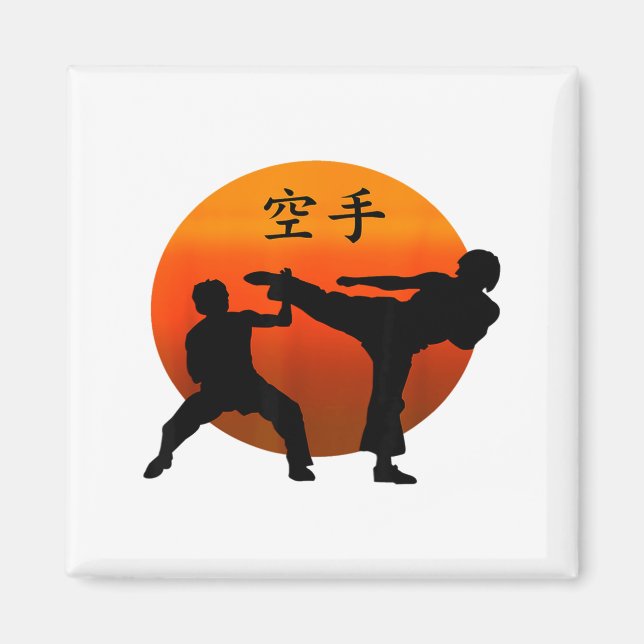 Zwei Karate-Kämpfer mit aufgehender Sonne und Kara Magnet (Vorne)