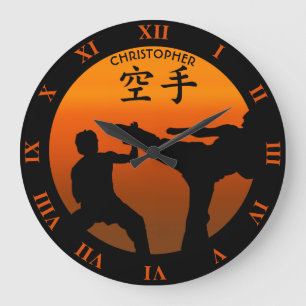 Zwei Karate-Kämpfer mit wachsender Sonne Große Wanduhr