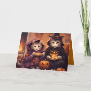 Zwei Kätzchen zu Halloween-Kostümen mit Leckereien Karte