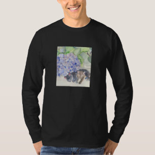 Zwei Katzen schlafen neben einer Hortensienpflanze T-Shirt