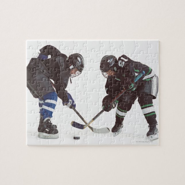 zwei kaukasische Hockeyspieler mit Gegenspieler Puzzle (Horizontal)