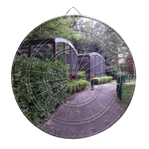 zwei Kinder im Park Dartscheibe