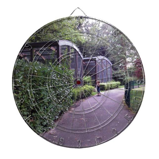 zwei Kinder im Park Dartscheibe (vorne)