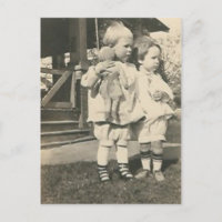 Zwei Kinder mit Puppe draußen