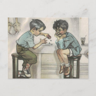 Zwei kleine Jungen spielen mit Würfeln Postkarte